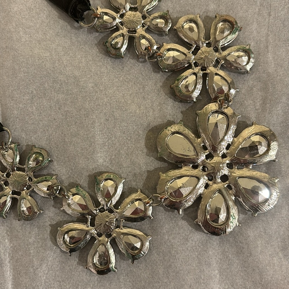 Grey crystal flower necklace with black ribbon - Picture 4 of 5